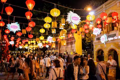 Des lanternes illuminent lla vieille ville de Hôi An. Photos: ivivu.com