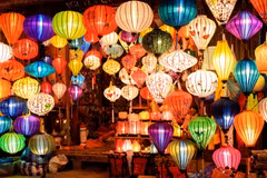Des lanternes décorent une boutique dans la vieille ville de Hôi An. Photo: ivivu.com
