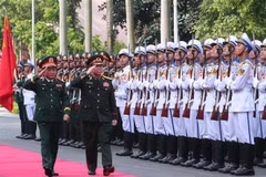 Le président du Département général de la politique de l’Armée populaire du Vietnam (APV) Trinh Van Quyêt et le vice-ministre de la Défense et président du Département général de la politique de l’Armée populaire lao (APL) Vongsone Inpanphim, passent en revue la garde d'honneur de l’APV. Photo: VNA