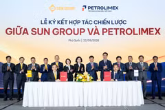 Nguyên Manh Quân, directeur général adjoint de Sun Group, et Nguyên Quang Dung, directeur général adjoint de Petrolimex, signent un accord de coopération stratégique entre les deux groupes. Photo : Petrolimex