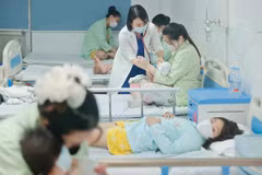 Traitement d’un petit patient atteint du Covid-19 au Département de pédiatrie-néonatalité de l’hôpital Thanh Nhàn, à Hanoi. Photo : VNA