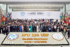Le président de l'Assemblée nationale du Vietnam, Nguyên Sinh Hung, président de l'UIP-132, pose avec les délégués présents à l'UIP-132. Photo : VNA