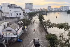Le sud de Hô Chi Minh-Ville paralysé par de graves inondations, le 11 octobre 2026. Photo: VNA