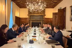 Le membre du Politburo et secrétaire du Comité du Parti de la ville de Hanoi, Trân Duc Thang rencontre des représentants d’Aquitara Fund et de 512 Capital B.V. Photo : Département des affaires extérieures de Hanoi