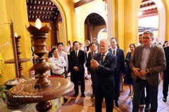 Le Premier ministre polonais Donald Tusk visite des sites historiques et culturels dans la vieille ville de Hôi An, le 24 octobre. Photo: VNA