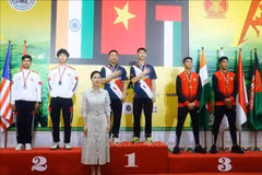 La délégation vietnamienne est montée sur la plus haute marche du podium des Championnats d’Asie de muay thaï 2025. Photo : VNA