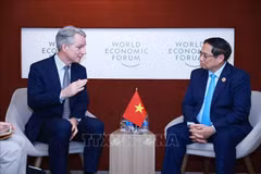 Le Premier ministre Pham Minh Chinh (à droite) rencontre Peter Körte, membre du directoire et directeur de la technologie et de la stratégie de Siemens AG, à Tianjin, le 25 juin. Photo : VNA