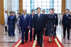Le roi Maha Vajiralongkorn Phra Vajiraklaochaoyuhua et la reine Suthida Bajrasudhabimalalakshana de Thaïlande à leur arrivée à l’aéroport international de Nôi Bài, à Hanoi. Photo: VNA
