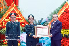 Le secrétaire général du Parti et président de la République, Tô Lâm, remet le titre de « Héros des Forces armées populaires » à la Région militaire 3. Photo: VNA