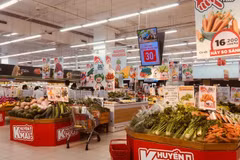Les prix des produits alimentaires ont fortement augmenté dans les zones directement touchées par les inondations post-tempêtes. Photo : VietnamPlus
