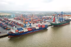 Manutention de conteneurs dans un port maritime. Photo : VietnamPlus