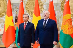 Le secrétaire général du Parti communiste du Vietnam (PCV), Tô Lâm (à gauche), et le président biélorusse Alexandre Loukachenko, à Minsk, le 12 mai. Photo : VNA