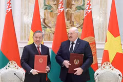 Le secrétaire général du Parti communiste vietnamien, Tô Lâm (à gauche), et le président biélorusse Alexandre Loukachenko signent une déclaration conjointe sur l’établissement d’un partenariat stratégique entre les deux pays le 12 mai 2025. Photo : VNA
