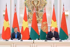 Le secrétaire général du Parti communiste du Vietnam, Tô Lâm, et le président biélorusse Alexandre Loukachenko tiennent une conférence de presse conjointe pour présenter les résultats de leur entretien. Photo: VNA