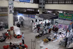 Des kiosques dans le marché de la ville de Vinh (Centre). Photo: VNA