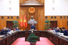 Le Premier ministre Pham Minh Chinh (debout) préside la deuxième réunion du Comité directeur gouvernemental pour la gestion et l’administration macroéconomiques, à Hanoi, le 26 janvier. Photo : VNA