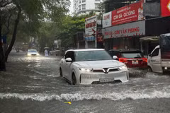 La rue Dôi Cân, à Hanoi, est inondée lors des fortes pluies provoquées par le typhon Matmo, mardi matin 7 octobre. Photo: VNA