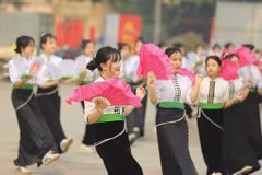 Des jeunes participent à une danse "xoè" à Diên Biên. Photos : VNA