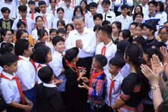 Le secrétaire général du Parti communiste du Vietnam, Tô Lâm, avec d’excellents élèves. Photo : ministère de l’Education et de la Formation