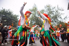 Des hommes du village de Triêu Khuc, à Hanoi, exécutent la danse traditionnelle «Con di danh bông». Photo: VNA