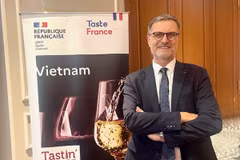 Olivier Brochet, ambassadeur de France au Vietnam, lors de la 17e édition du programme de dégustation de vins français «Tastin'France», tenue le premier avril à Hanoï. Photo: VOV