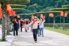 Touristes visitant la zone écotouristique de Thung Nham, dans le quartier de Nam Hoa Lu, province de Ninh Binh. Photo : VNA