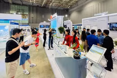 Les visiteurs découvrent la Semaine de l’énergie du Vietnam 2025 lors de la cérémonie d’ouverture, à Hô Chi Minh-Ville, le 5 novembre. Photo : CVN
