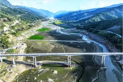 À Muong Lay, dans la province de Diên Biên, le réservoir de la centrale hydroélectrique de Son La, ici en 2023, souffre particulièrement de la sécheresse. Photo : tuoitre.vn