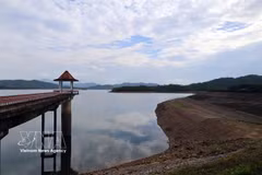 La sécheresse a entraîné une baisse marquée du niveau de l'eau du réservoir de Phu Ninh, dans la ville de Dà Nang. Photo : VNA