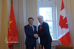 Le ministre de l’Industrie et du Commerce, Lê Manh Hung, et le ministre canadien de l’Énergie et des Ressources naturelles, Tim Hodgson, se serrent la main avant leur entretien à Ottawa. Photo : VNA