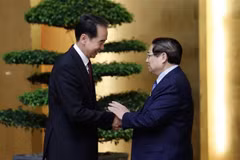 Le Premier ministre Pham Minh Chinh (à droite) et l'ambassadeur de Chine au Vietnam, He Wei. Photo: VNA