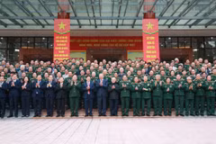 Le secrétaire général du Parti, Tô Lâm pose avec les délégués lors de la rencontre. Photo : VNA