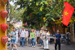 Touristes étrangers visitant la vieille ville de Hôi An, classée au patrimoine culturel mondial de l'UNESCO. Photo: VNA