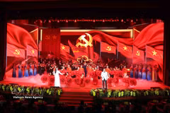Cérémonie d’annonce de la création de la ville de Quang Ninh et de la remise de l’Ordre du Travail de première classe. Photo: VNA