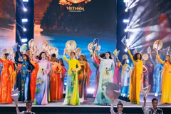 Les 111 candidates venues du monde présentent l’ao dài (tunique traditionnelle vietnamienne) lors de la cérémonie d’ouverture de Miss Monde 2026, le 12 août 2026. Photo : VNA