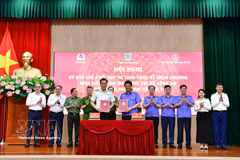 Le procureur général du Parquet populaire suprême, Nguyên Huy Tiên, et l'auditeur général Nguyên Huu Nghia échangent le règlement relatif à la coordination du travail. Photo : VNA