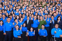 Le Premier ministre Pham Minh Chinh pose avec les jeunes lors du dialogue, le 24 mars. Photo: VNA