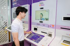Un client utilisant le service LiveBank 24/7 de la Banque commerciale par actions Tiên Phong (TPBank). Photo : TPBank