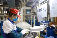 Fabrication de produits mécaniques chez la Sarl EXEDY Vietnam, dans le parc industriel de Khai Quang. Photo : VNA