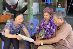 Les nouvelles politiques en matière d’assurance sociale et d’assurance maladie visent à élargir les prestations, à améliorer les conditions de vie et à renforcer le système de sécurité sociale. Photo : VietnamPlus