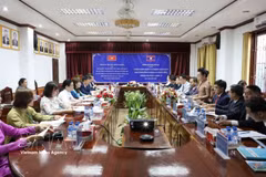 Lors de l’entretien entre les délégations de la province vietnamienne de Diên Biên et de la province lao de Bokeo. Photo : VNA