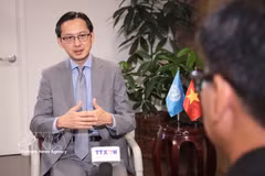L’ambassadeur Dô Hùng Viêt, chef de la Mission permanente du Vietnam auprès des Nations Unies, au micro de l’Agence vietnamienne d’information. Photo : VNA
