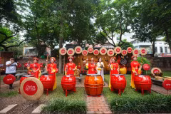 Une performance de tambours par le village de tambours de Doi Tam, dans la province de Ninh Binh, lors du programme "Un tambour, un battement, mille ans de civilisation" au Temple de la Littérature à Hanoi. Photo: VNA 