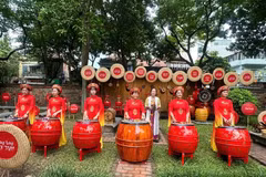 Des artistes lors d'une performance de tambours dans le cadre du programme « Un tambour, un battement, mille ans de civilisation » à Hanoi. Photo: vtv.vn