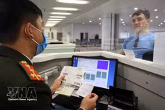Un touriste étranger effectue les procédures d'immigration à un poste-frontière vietnamien. Photo: VNA