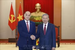 Le secrétaire général du Parti communiste du Vietnam, Tô Lâm (à droite), serre la main du secrétaire d’État du Conseil de sécurité du Bélarus, Volfovich Aleksandr Grigorievich, à Hanoi, le 3 décembre. Photo : VNA