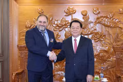 Le président de la Commission de la sensibilisation, de l'éducation et de la mobilisation des masses du Comité central du PCV, Nguyên Trong Nghia (à droite) et le membre du Politburo, secrétaire central chargé de l'organisation et de la politique du personnel du Parti communiste d'Uruguay (PCU), Guillermo Rehermann Armesto. Photo : VNA