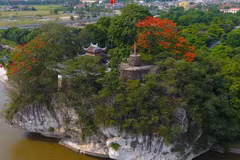 Le mont Non Nuoc, également connu sous le nom de Duc Thuy Son, est une montagne située au bord du confluent des rivières Day et Vân dans le quartier de Thanh Binh de la ville de Ninh Binh. Photo : Mia