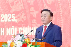 Le membre du Politburo et membre permanent du Secrétariat du Comité central du Parti, Trân Câm Tu, s’exprime lors de la conférence. Photo : VNA