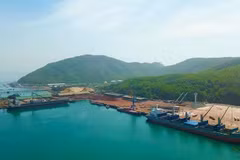 Le quai n°3, de 225 mètres de longueur, peut accueillir des navires de 45 000 DWT, avec une capacité de 2,15 millions de tonnes de marchandises par an. Photo : baohatinh